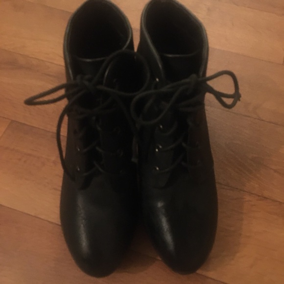 Cute booties size 9 - Picture 3 of 5